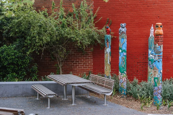 shnc-outdoor-area-table-art-poles